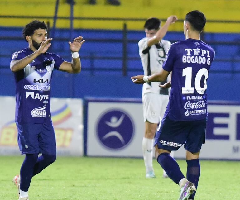 Alejandro Samudio (i) y Giovanni Bogado (10) celebran un gol del Sportivo Ameliano en el triunfo sobre Tacuary, en Villa Hayes.