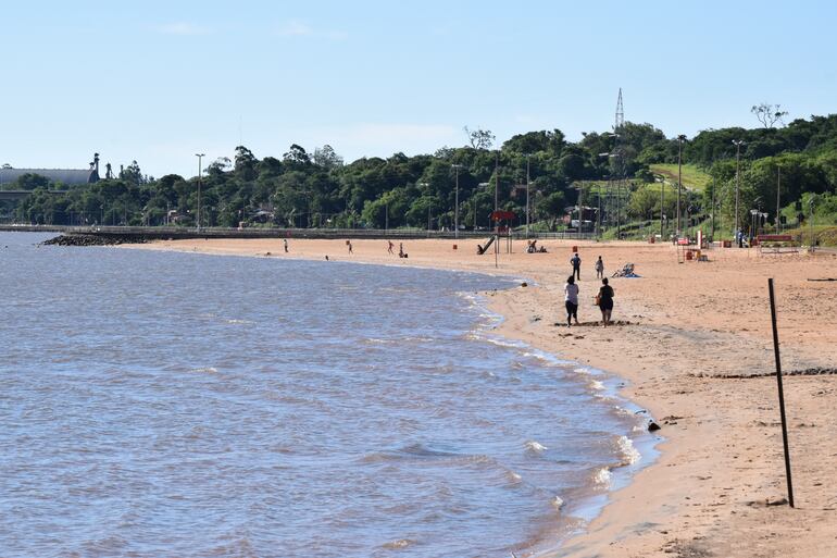 La playa Pacucuá está ubicada en el extremo sureste de la ciudad, en el barrio San Isidro. Fuera de temporada el sitio es empleado como lugar de caminatas y trotes.