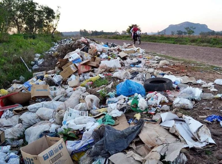 Basura acumulada al costado de un camino vecinal en la zona del vertedero municipal de Paraguarí.