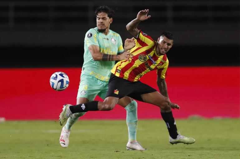 Kevin Palacios (d), jugador del Deportivo Pereira, disputa el balón con Gustavo Gómez, jugador del Palmeiras, en un partido de los cuartos de final de la Copa Libertadore en el estadio Hernán Ramírez Villegas, en Pereira, Colombia.
