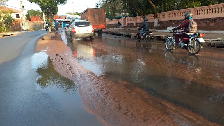 Gran cantidad de agua servida de la Essap inunda la avenida principal de la ciudad de San Antonio, que lleva el mismo nombre.