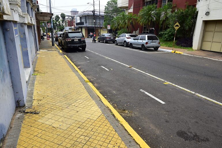 Cordón de la bicisenda Iturbe es pintado de amarillo, lo que permite detenerse a vehículos.