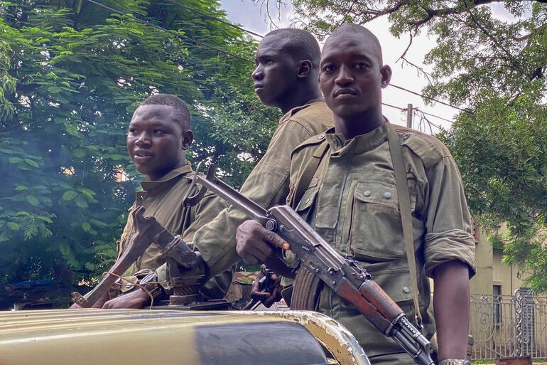 Soldados escoltan a los miembros de la junta militar de Mali a la sede del Ministerio de Defensa, en Bamako.