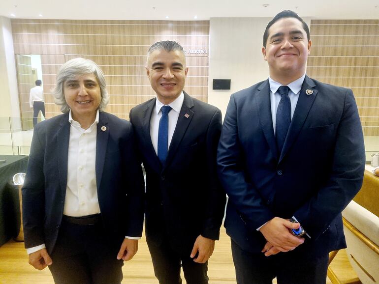 Linda Taiyen, cónsul de España; el embajador de Costa Rica, Jeison Andrés Granados Sanchez; y Gabriel Tapia Barboza, cónsul general de Costa Rica.