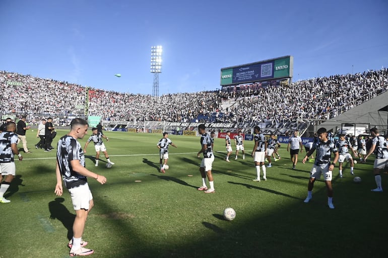 Los jugadores de Olimpia realzan la entrada en calor en la previa del superclásico vs. Cerro Porteño por la fecha 17 del torneo Clausura 2024 del fútbol paraguayo en el estadio Defensores del Chaco, en Asunción.