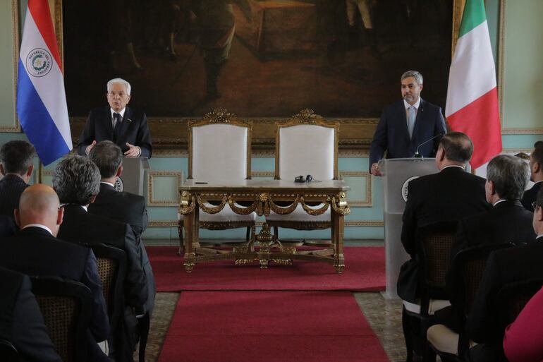 El presidente de Italia, Sergio Mattarella (i), se reunió con el presidente de Paraguay, Mario Abdo Benítez, durante una visita oficial del mandatario italiano ayer, en el Palacio de López, en Asunción (Paraguay). Mattarella es el primer presidente de Italia que visita el Paraguay (EFE).
