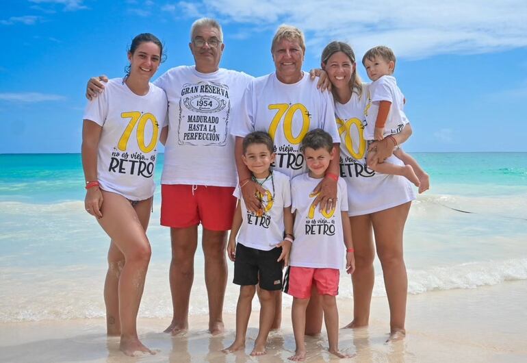 El cumpleañero, don Carlos Hutter, junto a su esposa Patricia, sus hijas Cecilia y Denise, y los niños Gastón, Ignacio y Lucas.