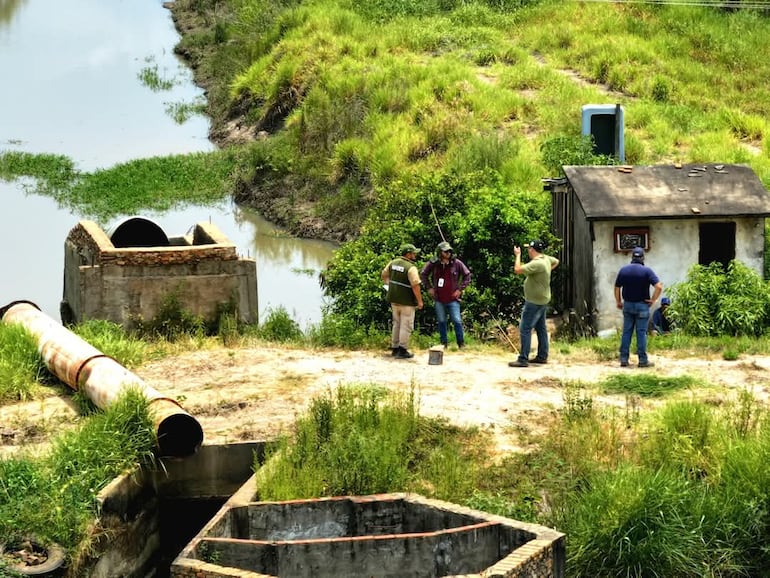 Mades verifica zona de bombeo de agua desde el río Tebicuary por los productores de arroz.