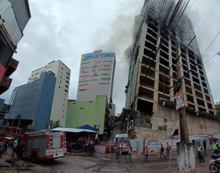 El edificio Flytec está en llamas desde la 11:30 de ayer.