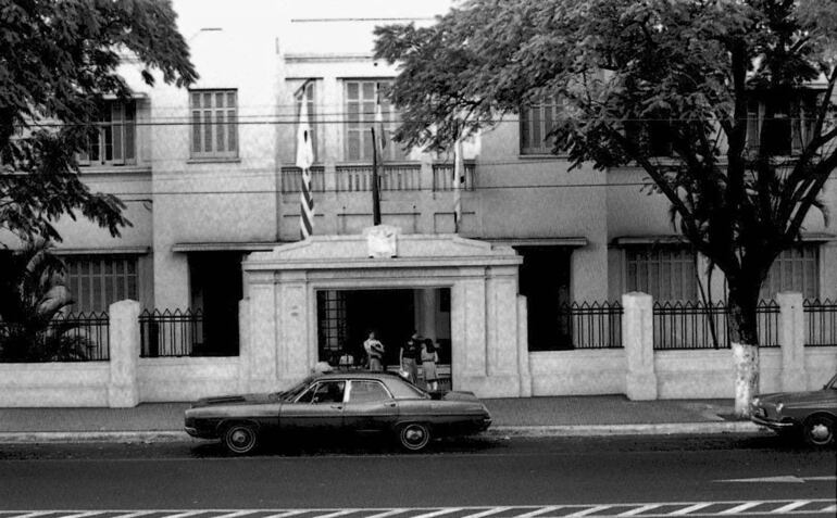 Fachada del Colegio Santa Teresa de Jesús, sobre avenida Mariscal López, en los años setenta.