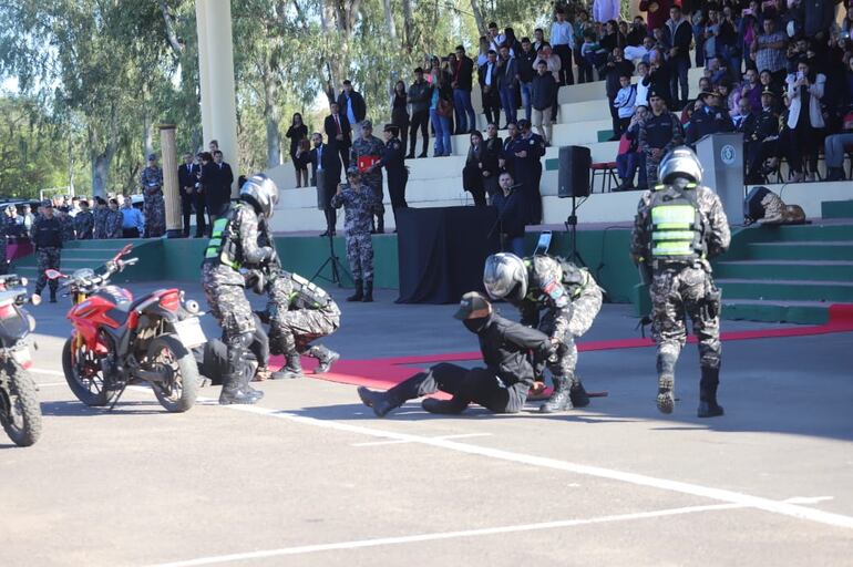 Efectivos del Grupo Lince hicieron demostraciones de su trabajo este viernes, durante su acto de culminación del VI curso en su sede principal, en Asunción.