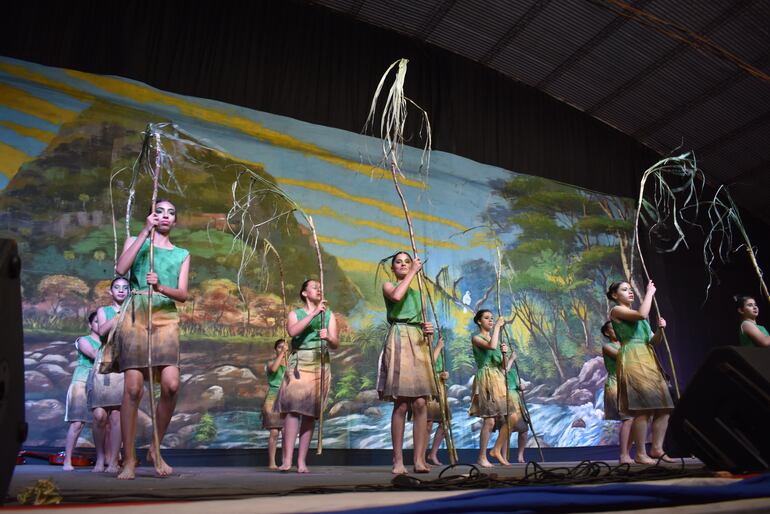 El Elenco Remembranzas fue una de las atracciones del festival del Takuare´ë en la localidad de Guarambaré.