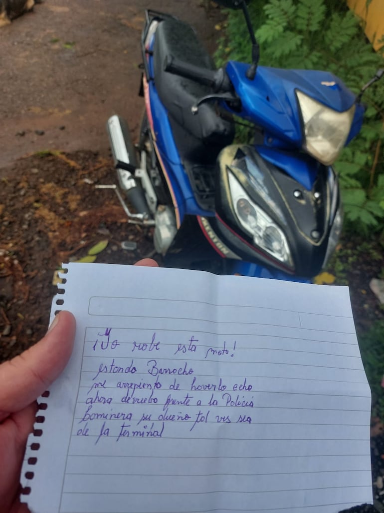 La motocicleta robada y el papel con una nota.