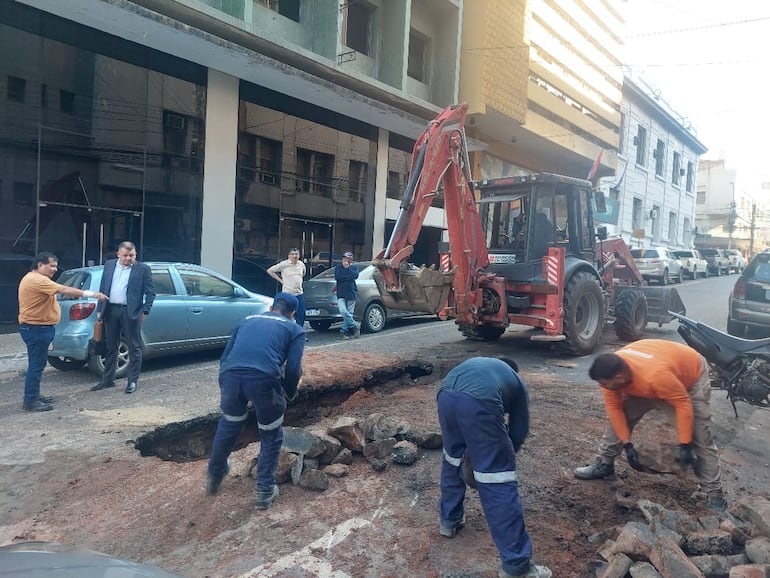 Bache de Asunción causó daños a vehículo y envió a conductora al hospital