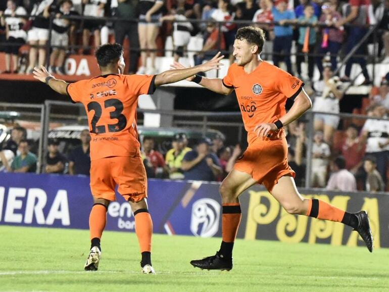 Facundo Bruera (d), jugador de Olimpia, celebra un gol en el partido frente a General Caballero de Juan León Mallorquín por la jornada 16 del torneo Apertura 2024 del fútbol paraguayo en el estadio Ka'arendy, en Juan León Mallorquín.