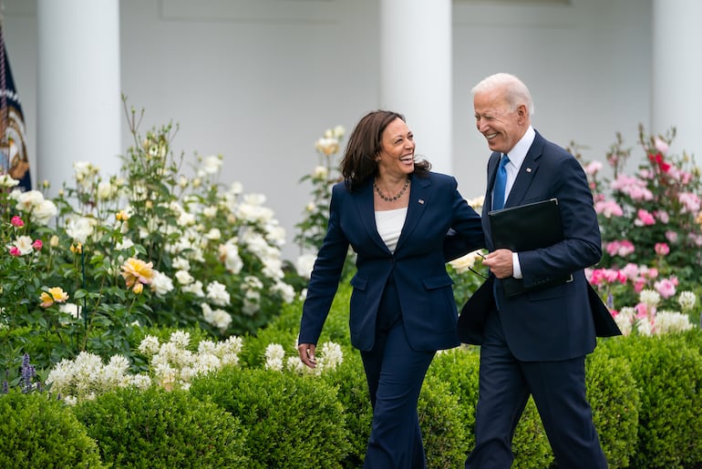 Joe Biden (d) y Kamala Harris (i)