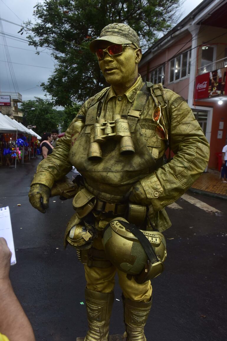 El "soldado" en Caacupé.