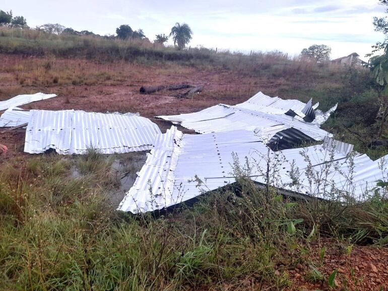 Fuerte ráfagas de vientos destechó viviendas en María Antonia.