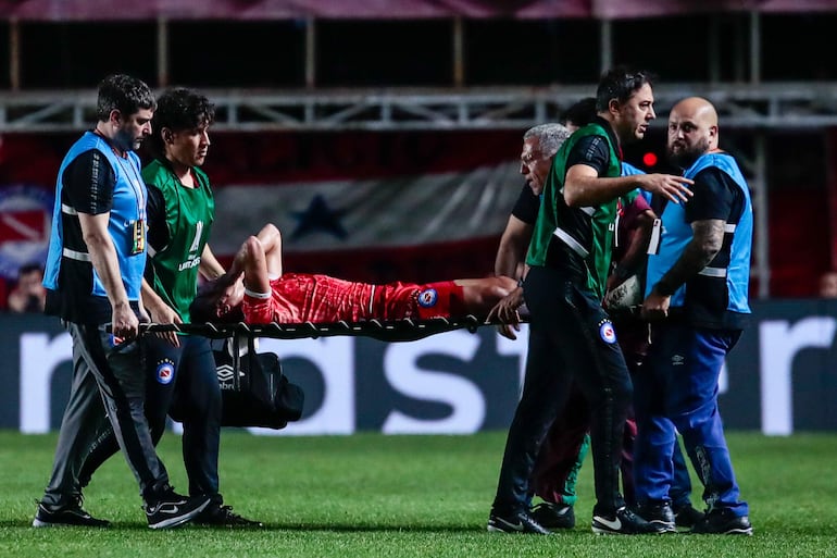 El argentino Luciano Sánchez, jugador de Argentinos Juniors, sale lesionado del partido contra Fluminense por los octavos de final de la Copa Libertadores en el estadio Diego Armando Maradona, en Buenos Aires, Argentina.