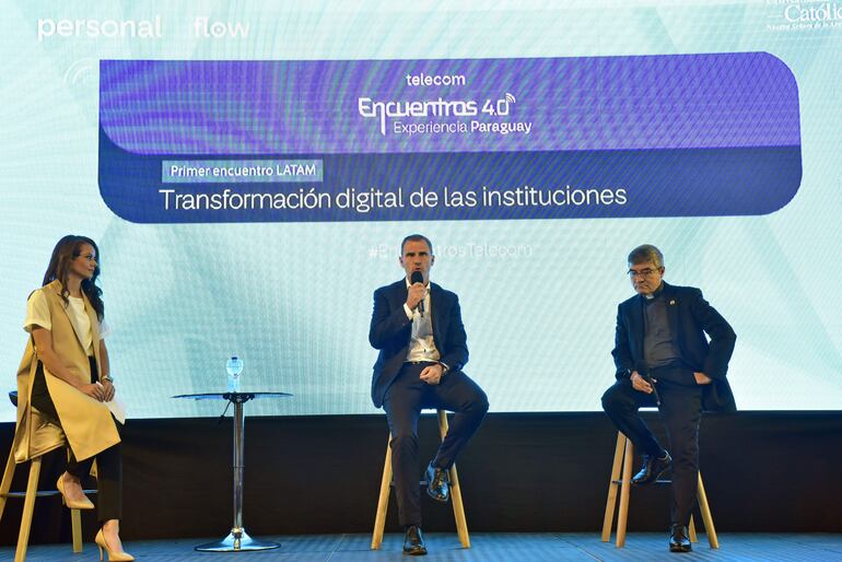 La periodista Sara Moreno, Fernando Cravero, Director de Operaciones Internacionales de Telecom, y el presbítero Narciso Velázquez Ferreira, Rector de la Universidad Católica “Nuestra Señora de la Asunción”.