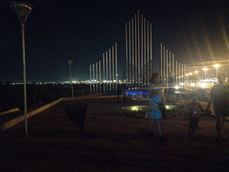 Fotos captadas en la Costanera de Asunción esta noche, que demuestran que el Paseo de la Guaranía se encuentra a oscuras.