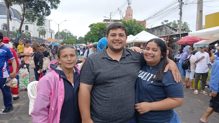 Juana Alicia Sala de Luque realiza su visita a Caacupé desde mas de 20 años. En esta ocasión se sumaron su sobrino Antonio Contreras y Mirian Cabrera.