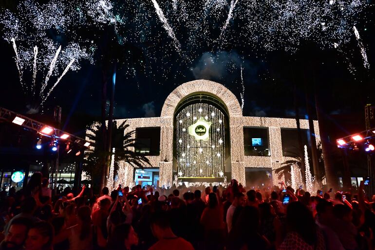 Un gran espectáculo de fuegos artificiales se tuvo la noche del sábado en delSol Shopping.