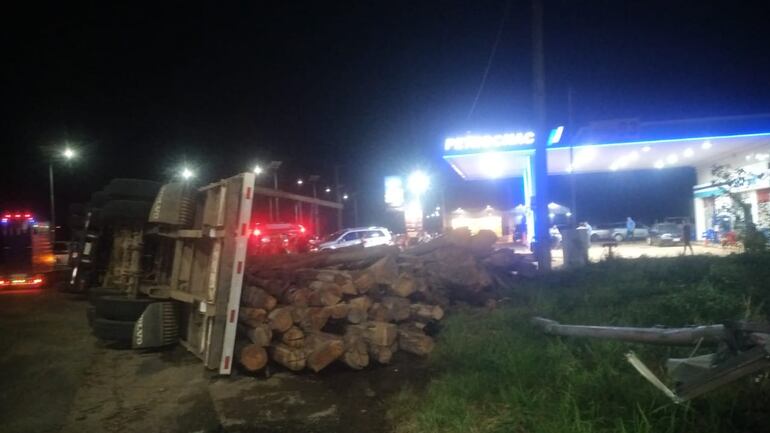 El camión volcó a un costado de la ruta, pero los rollos de madera llegaron hasta la gasolinera.