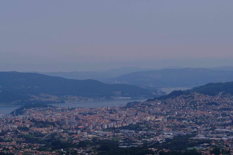 Un cielo ocre, edificios perdidos en la niebla y un sol oscurecido: los incendios en Canadá son los causantes de enormes humaredas que desde junio hunden a millones de habitantes de Norteamérica en una nube contaminante tan grande que incluso alcanza a Europa.