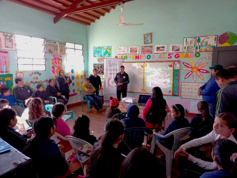 Antes de realizar la preparación de tablones para el cultivo de las semillas, los alumnos recibieron capacitación.