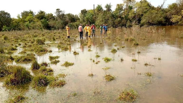 Familiares bomberos y de la Unidad de Búsqueda y Rescate comenzaron a la búsqueda adentrarse al cause hídrico del arroyo .