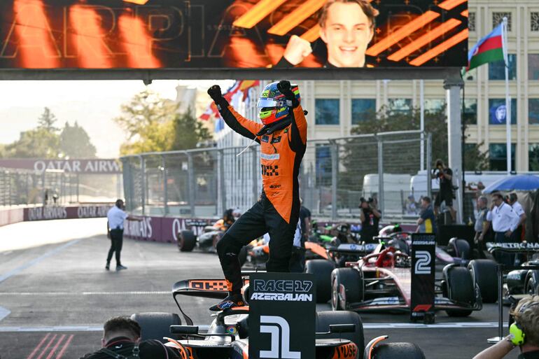 Celebración del piloto australiano Oscar Piastri (McLaren) tras cruzar la meta en el circuito urbano de Bakú, donde fue el vencedor.