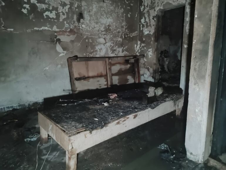 Así quedó una de las habitaciones tras el incendio.