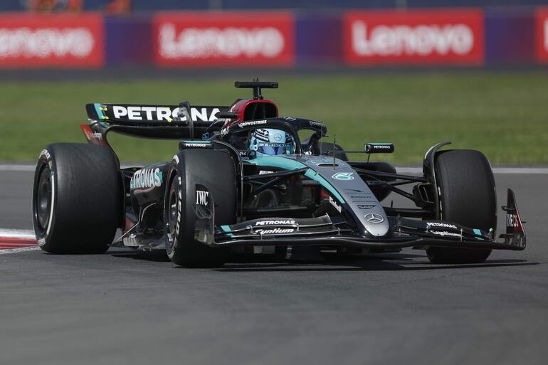 El británico George Russell de Mercedes participa en la primera practica del Gran Premio de México este viernes, en el Autódromo de los Hermanos Rodríguez en Ciudad de México (México).