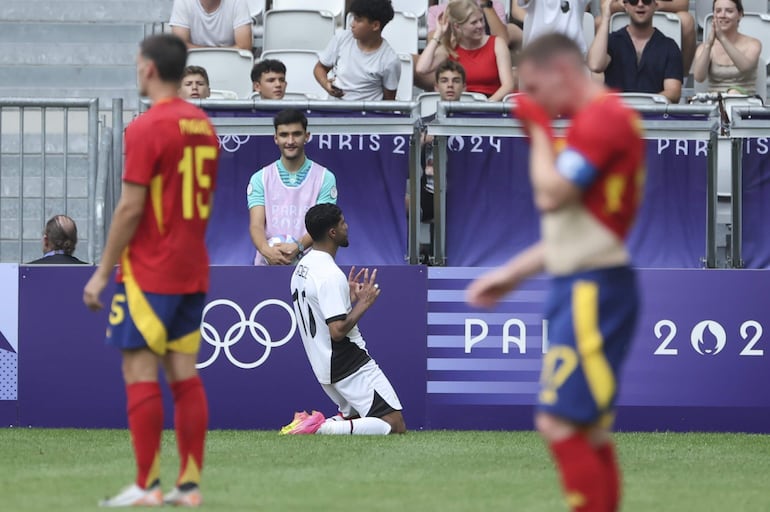 Ibrahim Adel (c), jugador de la selección de Egipto, celebra un gol en el partido frente a España por la tercera fecha del Grupo C del Torneo de Fútbol masculino de los Juegos Olímpicos París 2024 en el estadio de Burdeos, en Burdeos, Francia.
