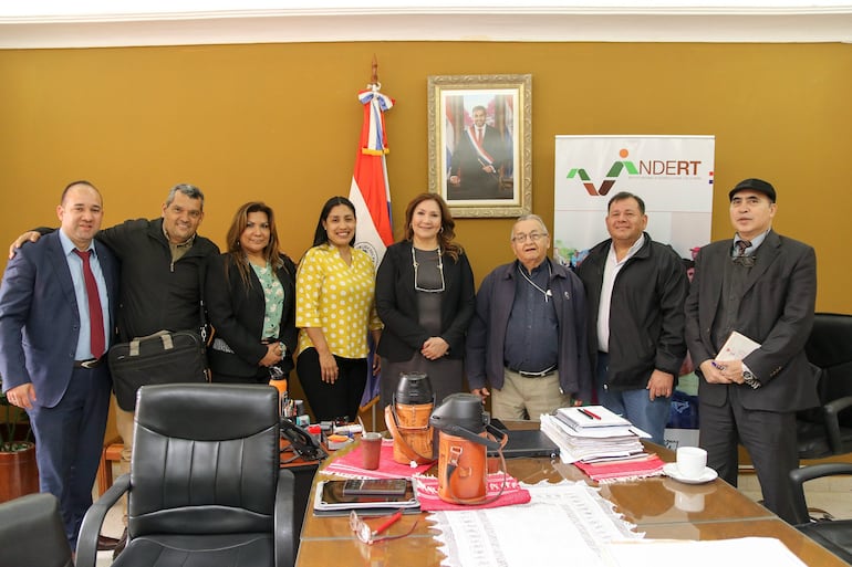 La titular del Indert, Gail González Yaluff, con representantes del Comité de Iglesias, Melanio Medina, entre otros.