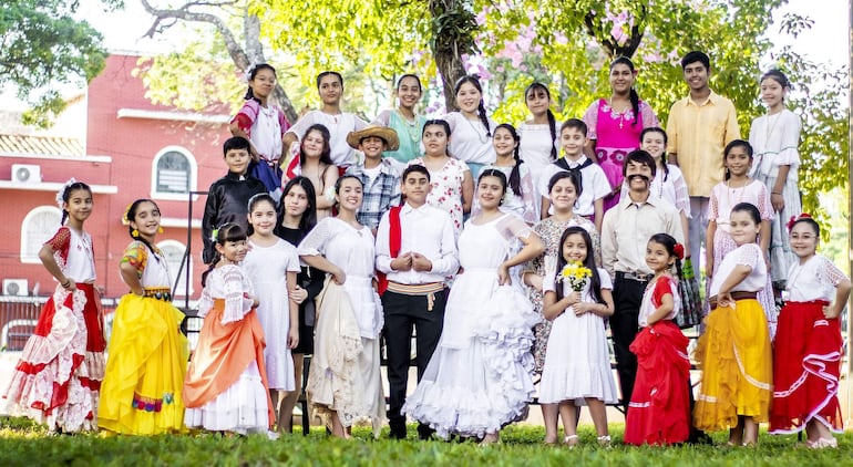 El elenco que se presentará esta noche en el escenario del Teatro Municipal “Ignacio A. Pane” con una adaptación de la zarzuela “María Pacurí”.