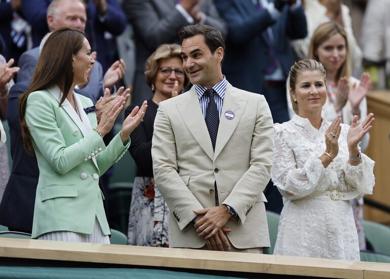 Roger Federer charlando con la princesa de Gales en Wimbledon. 
También se ve a la esposa del suizo, Mirka Vavrinec. (EFE/EPA/TOLGA AKMEN)
