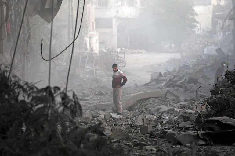 Un hombre entre los escombros de edificios destruidos por bombardeos israelíes en Bureij, en la zona central de la Franja de Gaza.