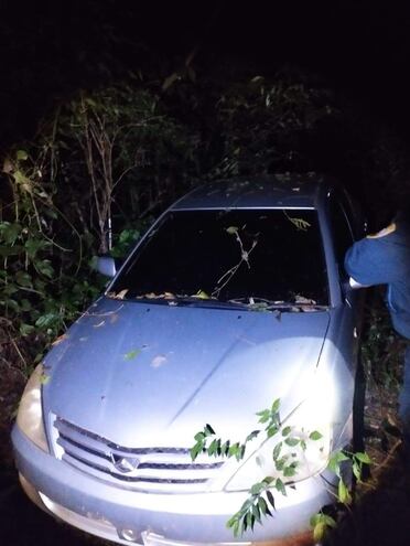 Uno de los vehiculos robados en Caaguazu y recuperados en un monte de Abai y Gral. Morinigo.