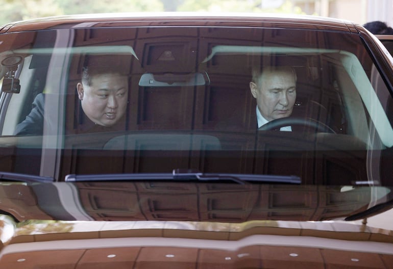 El presidente ruso Vladimir Putin (d) en el automóvil Aurus, posiblemente del líder norcoreano Kim Jong-Un (d) en Pyongyang.