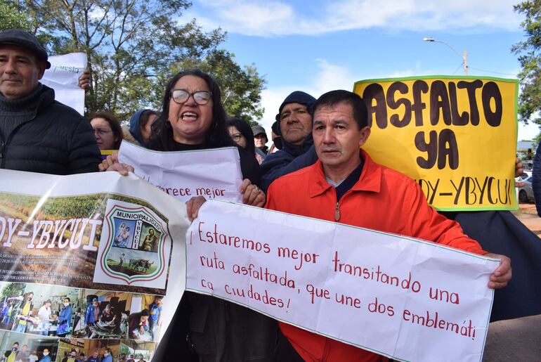 La docente jubilada (centro), Teresa Hermoza Zaracho, pidió por favor a las autoridades Asfalto Ya.