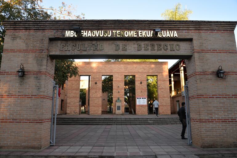 Fachada de la facultad de Derecho de la Universidad Nacional de Asunción. (archivo).