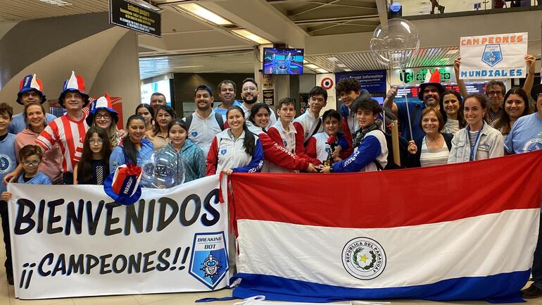 Arribaron esta mañana al país tras participar en el evento mundial de robótica realizado en Houston, Texas (EE.UU.).