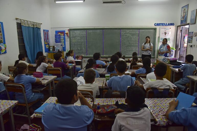 Alumnos de una escuela pública de Lambaré dando clases.
