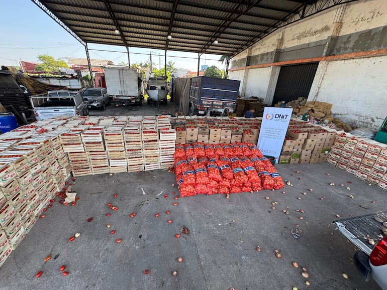 Más de 1.000 cajas de tomates sin documentación fueron incautadas en Fernando de la Mora.