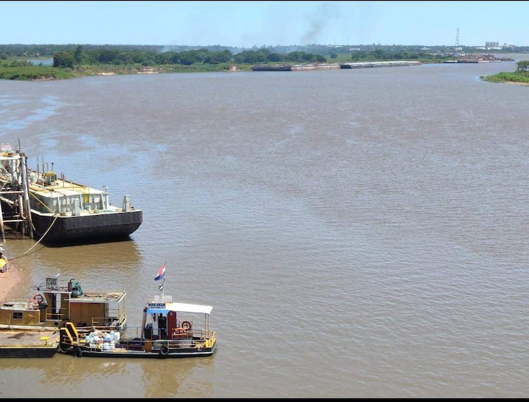 La marina utiliza todos los recursos disponibles para optimizar la búsqueda del pescador desaparecido en el río Paraguay. Un dron monitorea toda la zona.