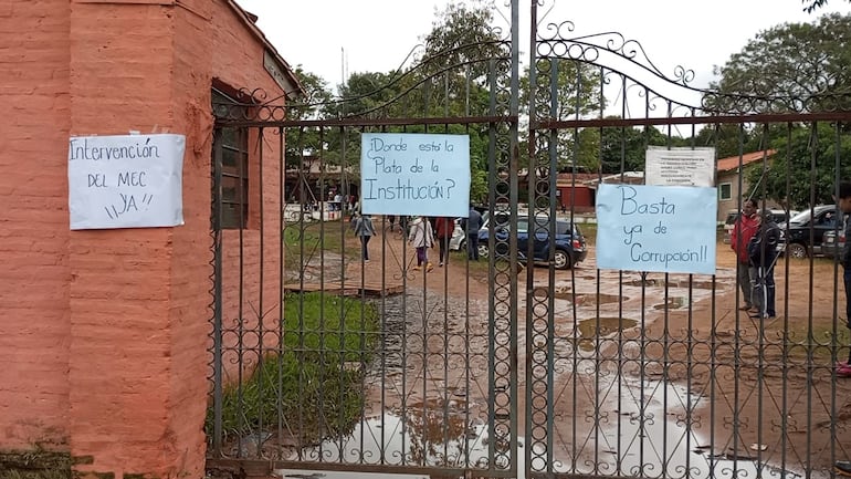 Los padres pegaron carteles en el acceso de la institución.