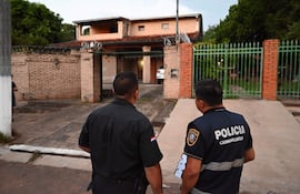 Agentes policiales intercambian información frente a la casa del periodista Aníbal Velázquez, que fue objeto de hurto domiciliario.