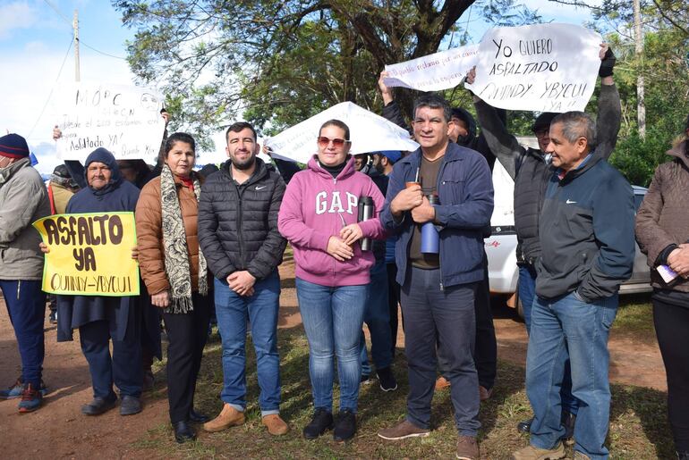 De izquierda a derecha los concejales que llegaron a acompañar la protesta, Delia Aranda (ANR), José Almirón (ANR), Daysi Valdez (PLRA), Gustavo Barrios (ANR) y Marcelino Cabañas (PLRA).